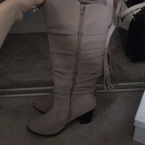 Boots with short heel